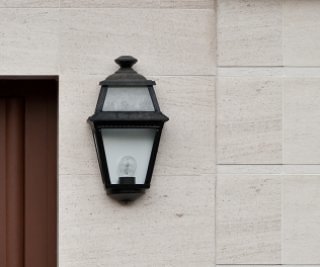 klassische Wandlampe Place des Vosges 3 Nr 02 von Roger Pradier Outdoor Lighting, Frankreich.

H 536 x W 282 x D 151mm.
Leuchtengehäuse: H 621 / W 262mm.

Material: Aluminium,

optional aus Messing.